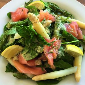 Salade met asperges, gerookte zalm en groene peper