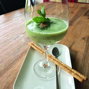 Koude yoghurtsoep met gerookte zalm snippertjes