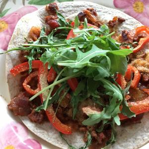Wrap-pizza met gehakt en rucola 