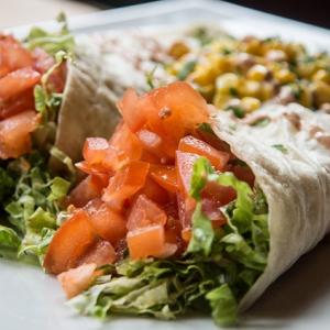 Vegetarische wrap met pittige roerbakblokjes