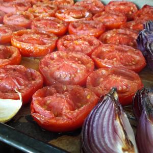 Zomerse soep van geroosterde tomaten