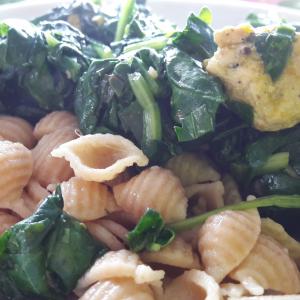 Knoflookkip met spinazie en rucola