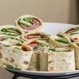  Griekse wrap met kipfilet en ijsbergsla