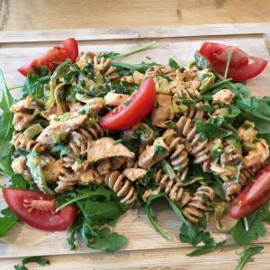 Pastasalade met gerookte kip 