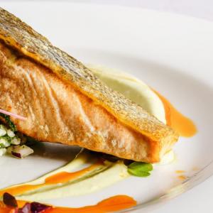 Zalm met broccolirijst en romige saus