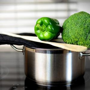 Spaghetti met broccoli, kipfilet, groene pesto en amandelschaafsel 