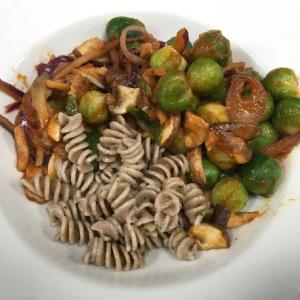 Vegetarische fusilli met spruitjes en tomatensaus 