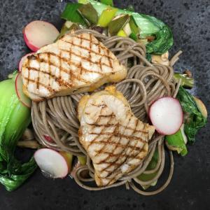 Volkoren noedels met paksoi en varkenshaas