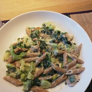 Roerbak van spinazie, kip, gehakt en penne